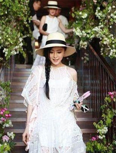 看看女星們花式戴草帽的帽子戲法！