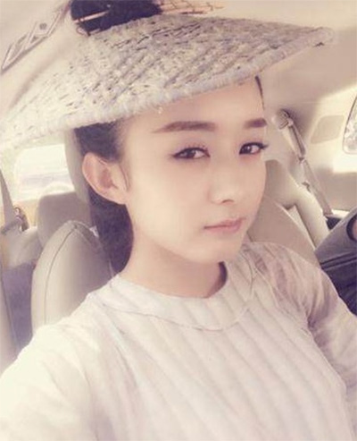 看看女星們花式戴草帽的帽子戲法！